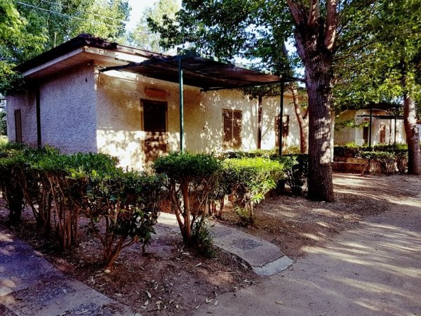 Bungalow con piccola veranda e aiuole.
