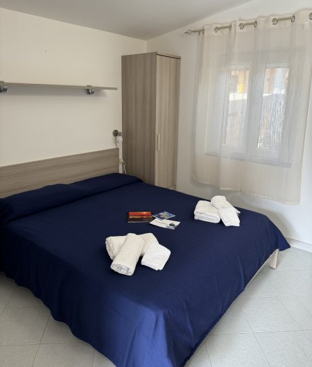 Camera con letto matrimoniale e guardaroba.