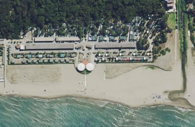 Vista aerea di una spiaggia e alloggi