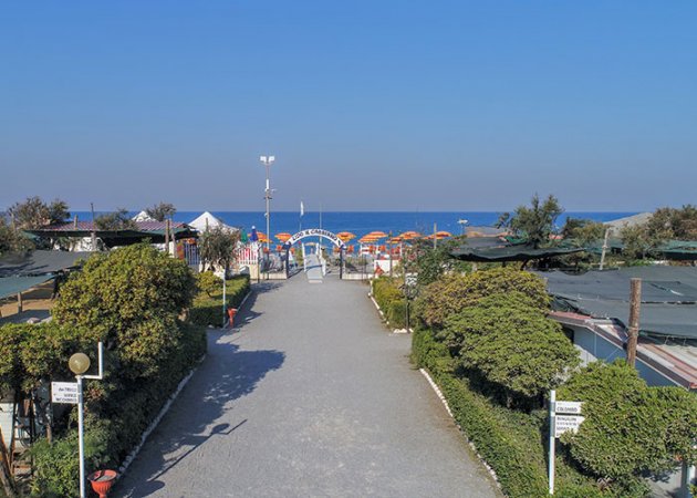 Ingresso di uno stabilimento balneare con ombrelloni.