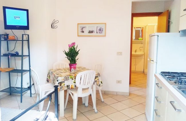 Tavolo con fiori in un angolo di cucina.