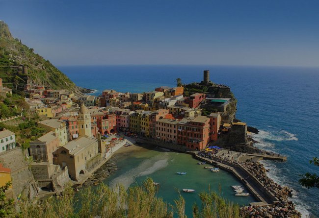 Borgo colorato lungo la costa rocciosa.