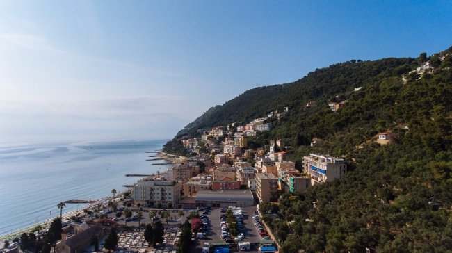 Vista aerea di una città costiera sul mare.