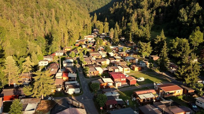 Vista aerea di un villaggio tra gli alberi.