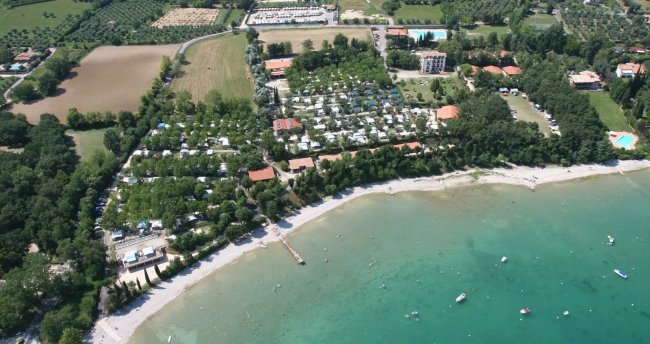 Panorama di un campeggio vicino al lago.