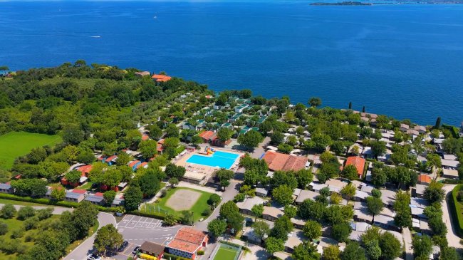 Vista aerea di un villaggio turistico vicino al lago.