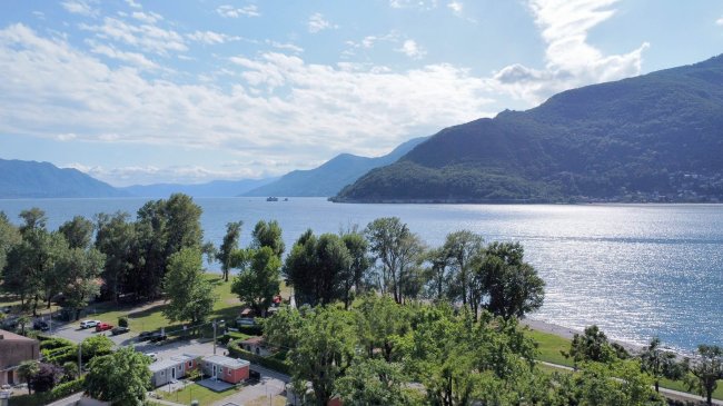 Vista aerea di un lago circondato da montagne.