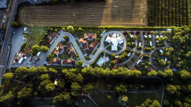 Vista aerea di un campeggio con strade e case.