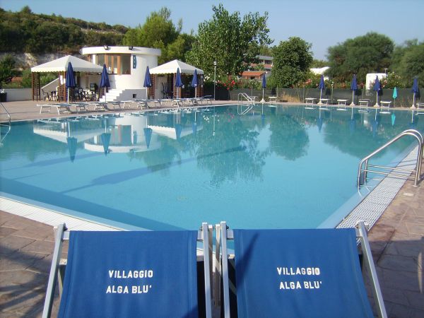 Piscina all'aperto con lettini