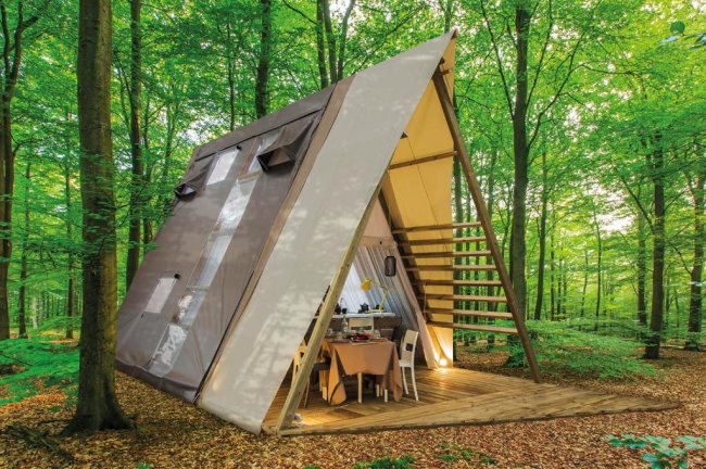 Struttura a tenda A-frame nel bosco.