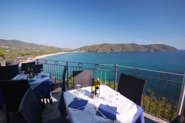 Ristorante all'aperto con vista sul mare.