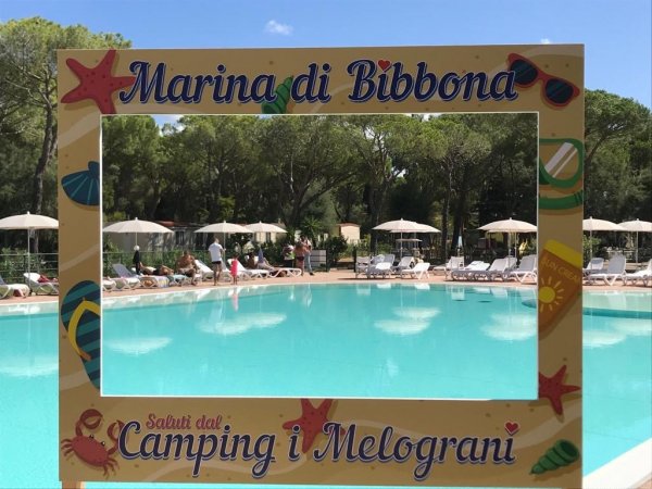 Piscina con cornice decorativa a Marina di Bibbona.