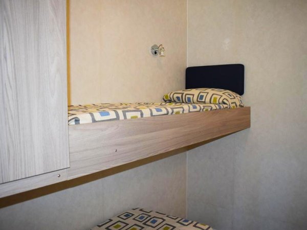 Letto a castello in una stanza piccola.