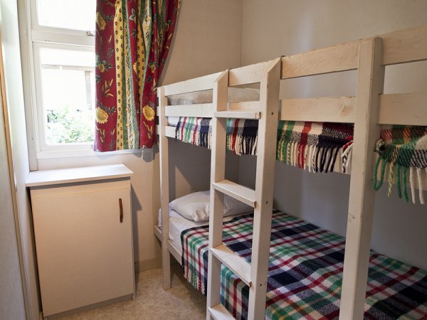 Letto a castello con coperte a quadri colorate.