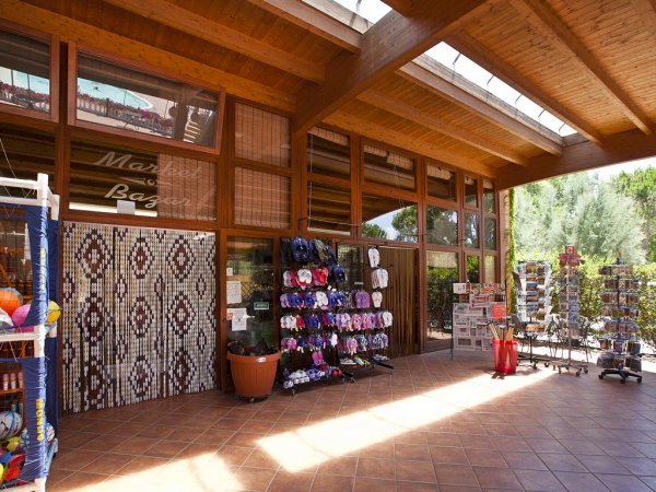 Un bazar con esposizione di cappelli e souvenir.