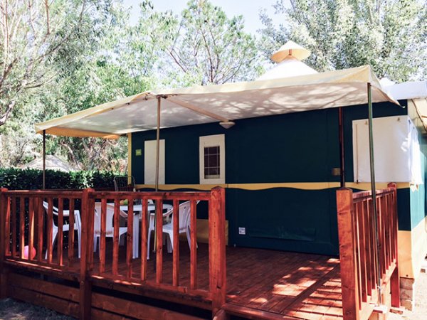 Una tenda con veranda in legno e tettoia.