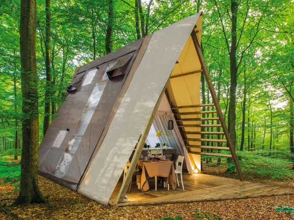 Tenda a forma di A in un bosco.