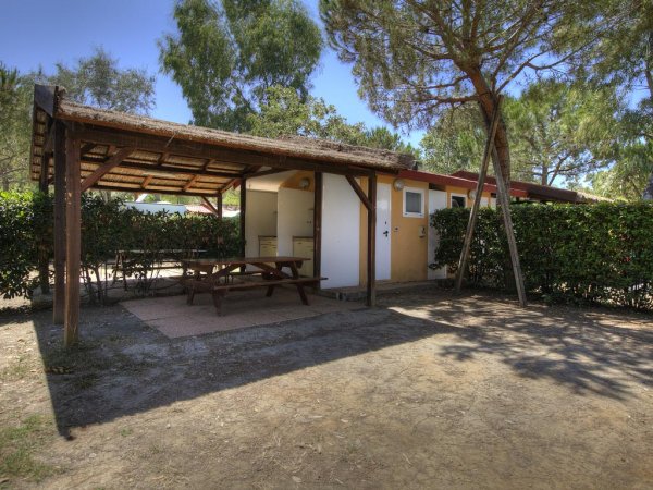 Gazebo rustico con tavolo da picnic.