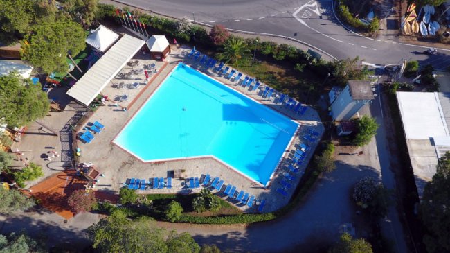 Vista aerea di piscina con lettini blu.