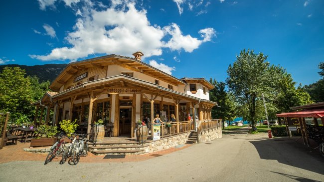 Edificio in legno con biciclette parcheggiate all'esterno.
