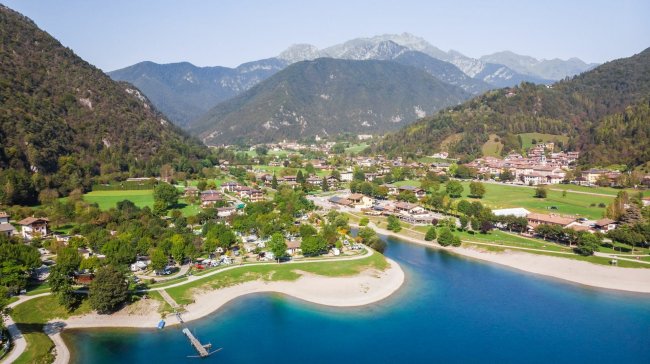 Paesaggio montano con lago e villaggio.