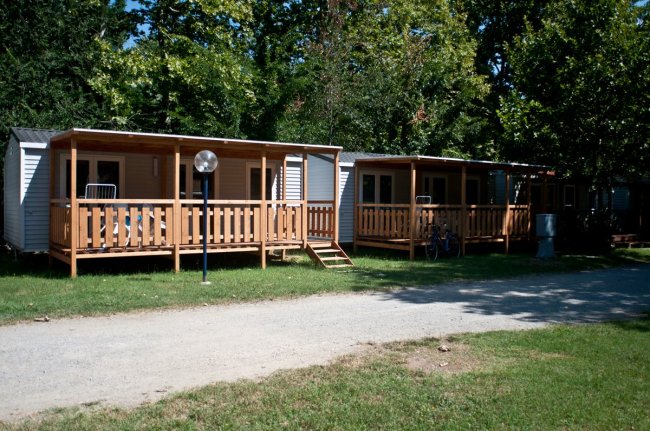 Bungalow in legno con veranda all'aperto.