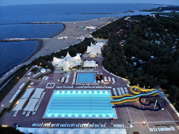 Vista aerea di una piscina vicino al mare.