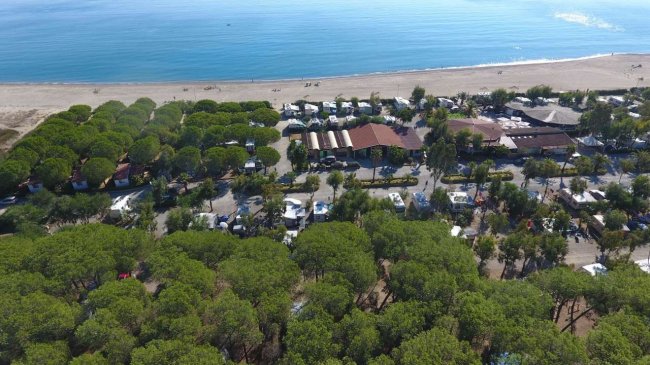 Vista aerea di un campeggio vicino al mare.