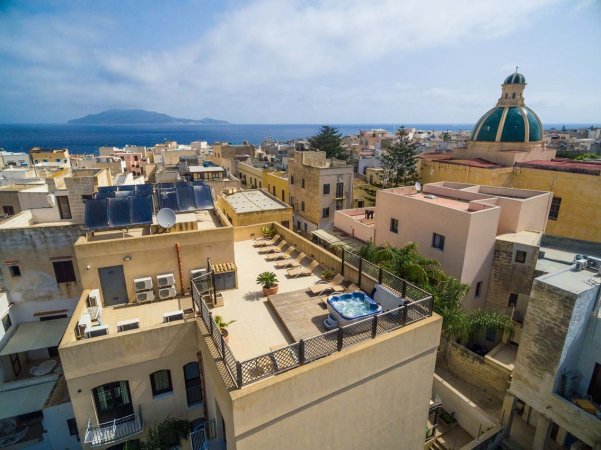 Veduta dall'alto di terrazze e mare.