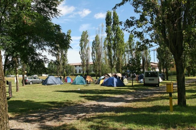 Campeggio con tende e un furgone.