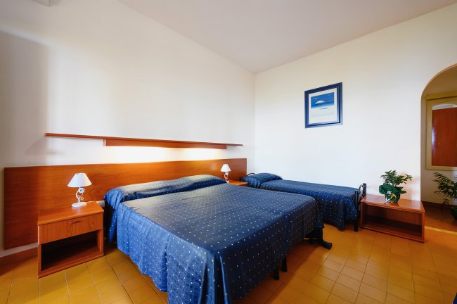 Camera con letto matrimoniale e un letto singolo.