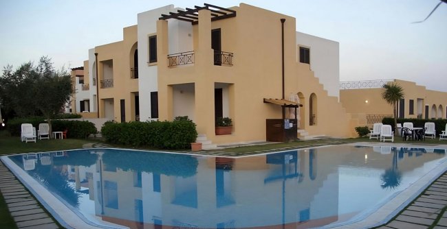 Edificio residenziale con piscina.