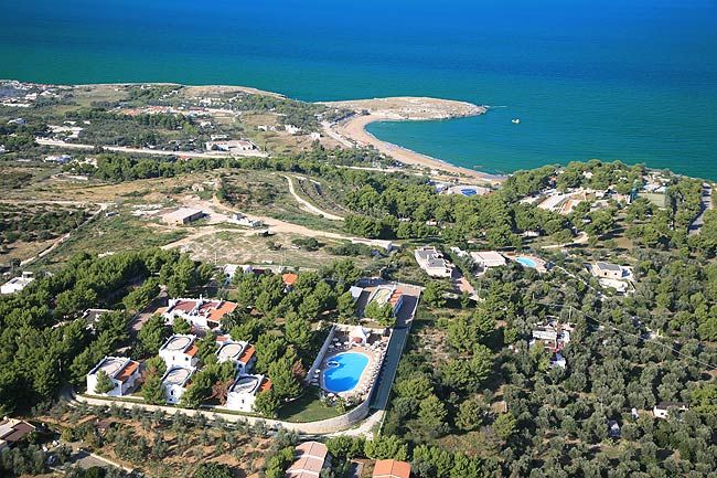 Veduta dall'alto di un'area costiera con piscine e spiagge sabbiose.
