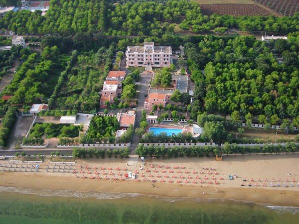 Vista aerea di un hotel vicino alla spiaggia.
