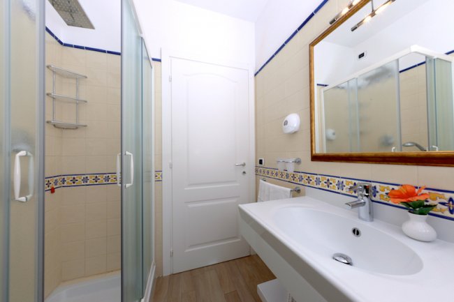 Un bagno con doccia e decorazioni colorate.