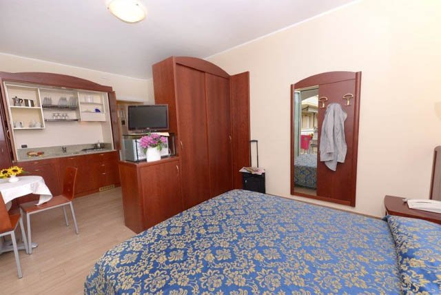 Camera con letto matrimoniale e armadio.