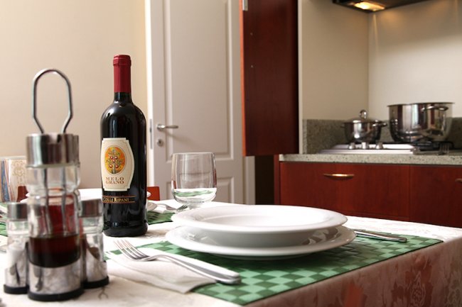 Tavola apparecchiata con vino rosso.