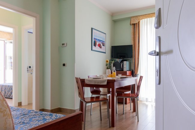 Vista di una sala da pranzo elegante con tavolo.