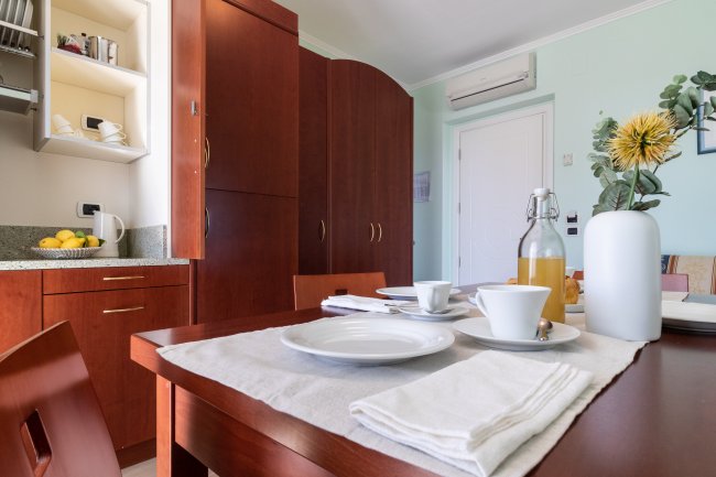 Tavola apparecchiata in cucina moderna.