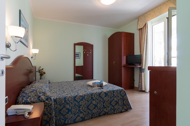 Camera con letto matrimoniale e armadio.