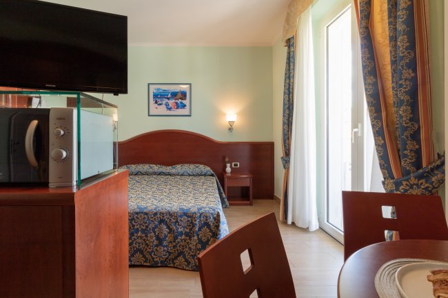 Stanza con letto e televisore.