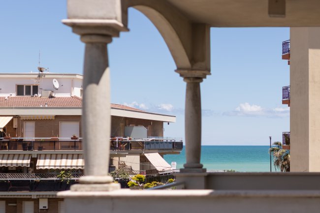 Vista sul mare da un terrazzo.