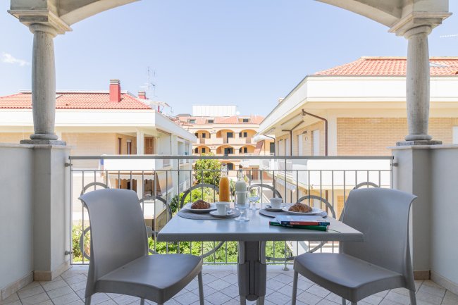 Tavolino apparecchiato su un balcone.