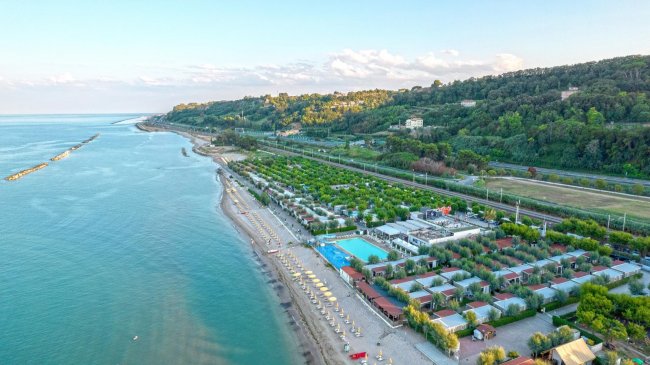 Veduta aerea di un villaggio sulla costa.