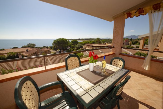 Tavolo su terrazza con vista panoramica.