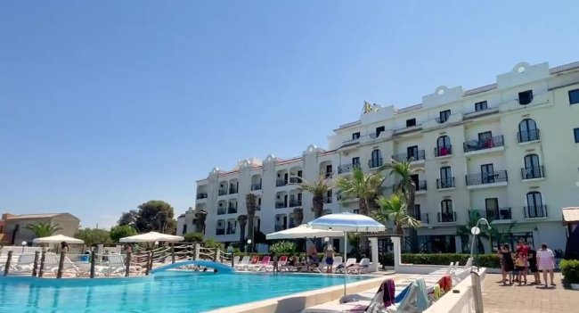 Edificio bianco con piscina all'aperto.