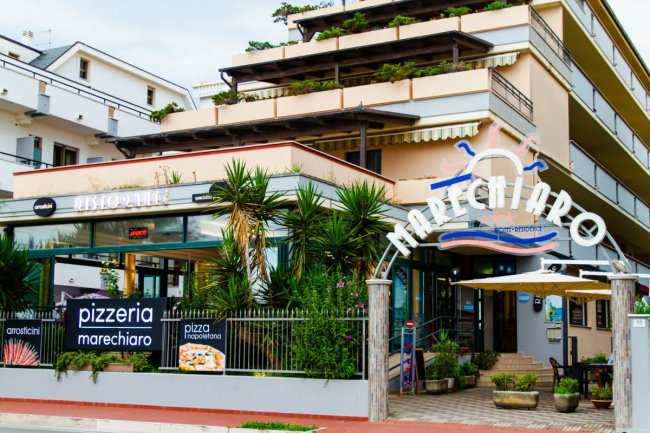 Ingresso pizzeria Marechiaro con piante.