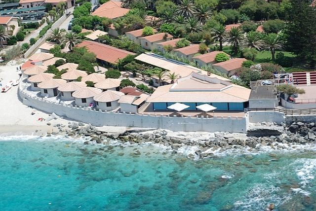 Vista aerea di un complesso turistico sul mare.