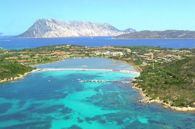 Vista aerea di una baia con acqua turchese.