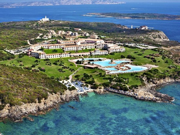 Resort costiero con piscine e giardini.